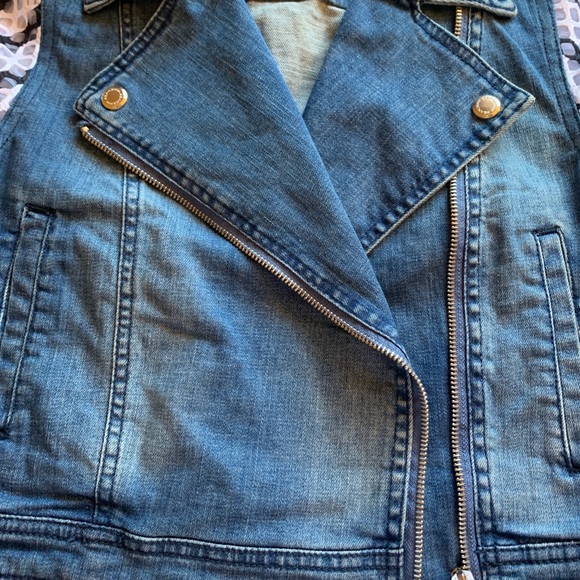 Fashionable jean jacket - Picture 3 of 3